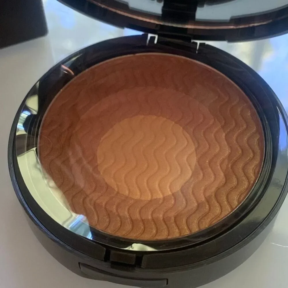 AVON Mark Glowdacious Illuminating Powder Highlighter for Face (SHIMMED UP) - NE